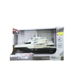 סירה לבנה עם אורות וצלילים